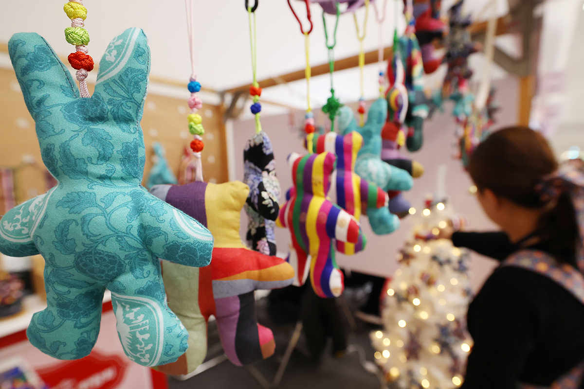 21 ноября посетитель рассматривает продукцию, представленную на «Корейской ярмарке сувениров 2025» в Тондэмун Дизайн Плаза (DDP) в Сеуле. 