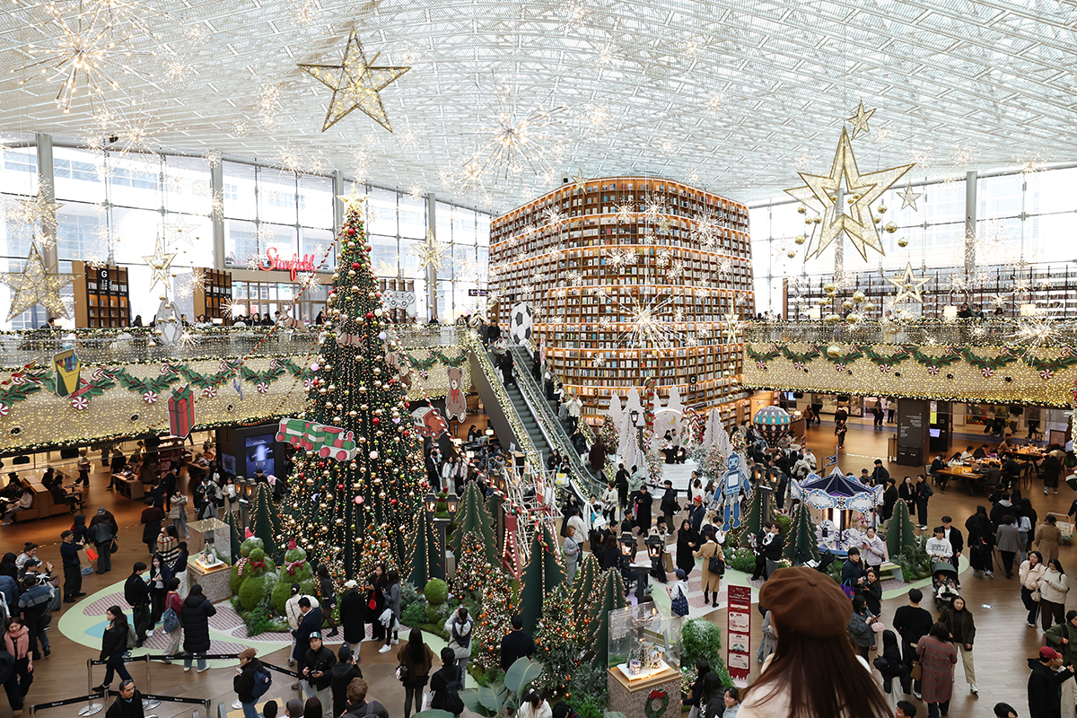 26 ноября горожане наслаждаются рождественской атмосферой в Библиотеке Starfield Library в торговом комплексе COEX в Сеуле.