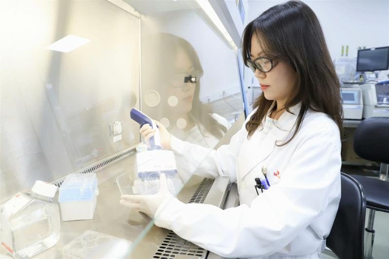 Ожидается, что корейский рынок вакцин будет расти в среднем на 9,5% в год и к 2029 году достигнет 1,49 млрд долларов (2,13 трлн вон). На фото исследователь из SK Bioscience, работающий над вакцинами. / Фото: SK Bioscience  