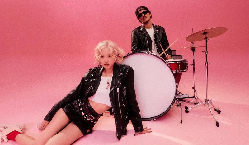 Песни Розэ из BLACKPINK «APT.» и саундтрек из анимационного фильма Netflix «Кейпоп-охотницы на демонов» «Golden» были номинированы на премию «Грэмми». На фото Розэ (слева) и Бруно Марс. / Фото: The Black Label 