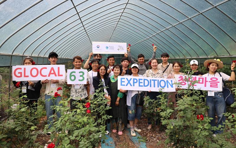 Участники экспедиции «Glocal 63» 13 июля позируют для фото на ферме в уезде Ымсон-гун в провинции Чхунчхон-Пукто. / Фото: Glocal Town 
