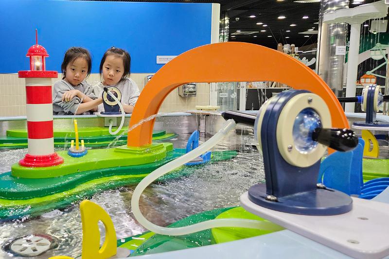 20 ноября, во Всемирный день ребенка, девочки играют в Сеульском детском музее, расположенном в районе Кванчжин-гу, Сеул