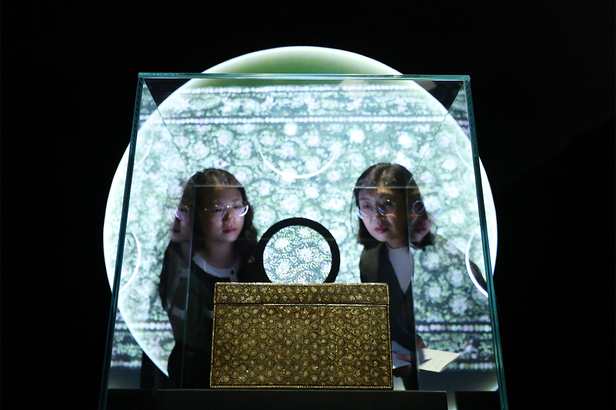 2 декабря на выставке «Re:Born: Наука о сохранении наследия, соединяющая времена» в Национальном дворцовом музее Кореи, расположенном в районе Чонно-гу в Сеуле, представлена лакированная шкатулка с перламутровыми хризантемами и свитками времен династии Корё (918-1392) – реликвия, получившая статус национального достояния после возвращения из Японии в 2023 году. 