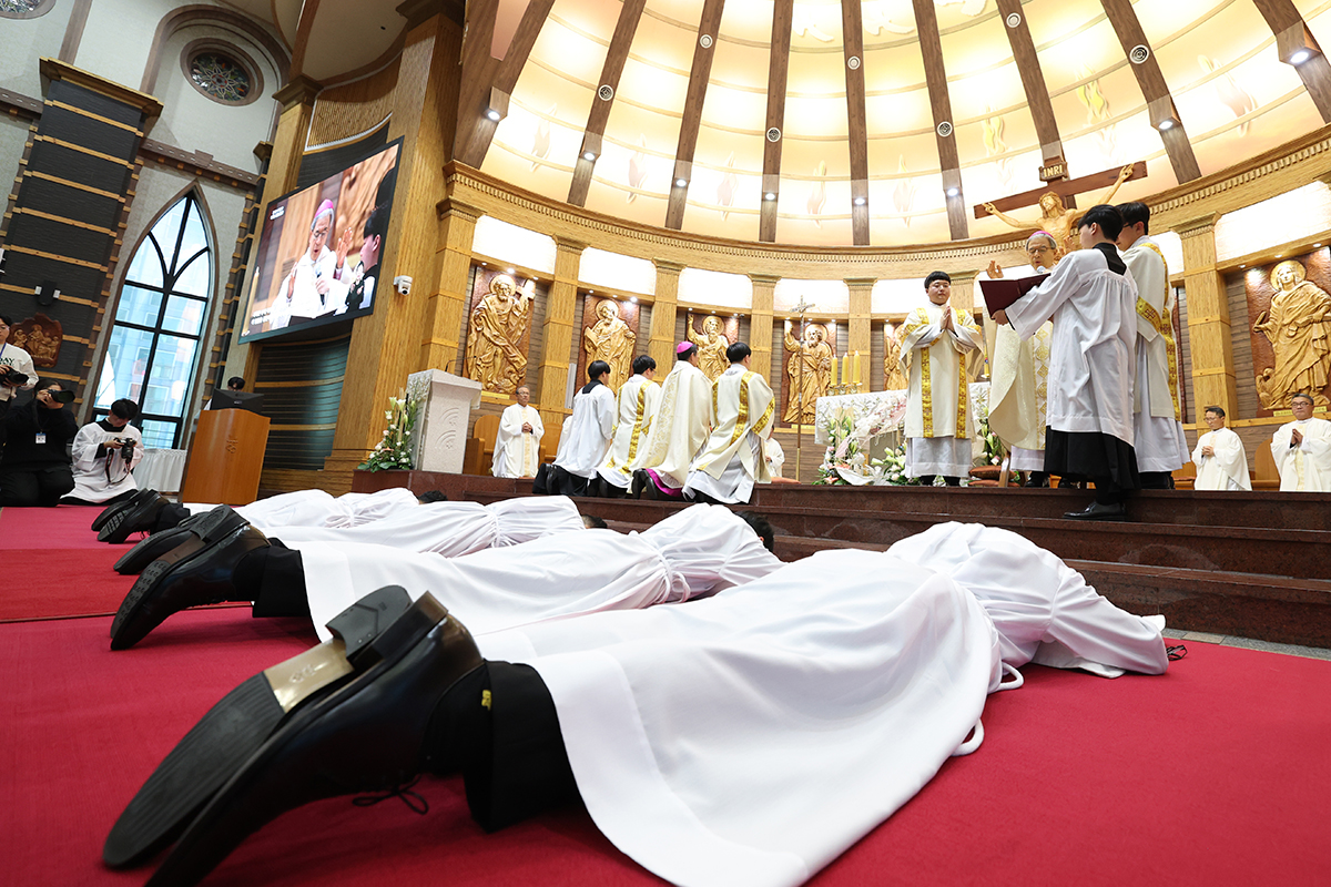 4 декабря в католическом соборе в городе Сувон, провинция Кёнгидо, проходит «Месса рукоположения священников Сувонской епархии 2025 года».
