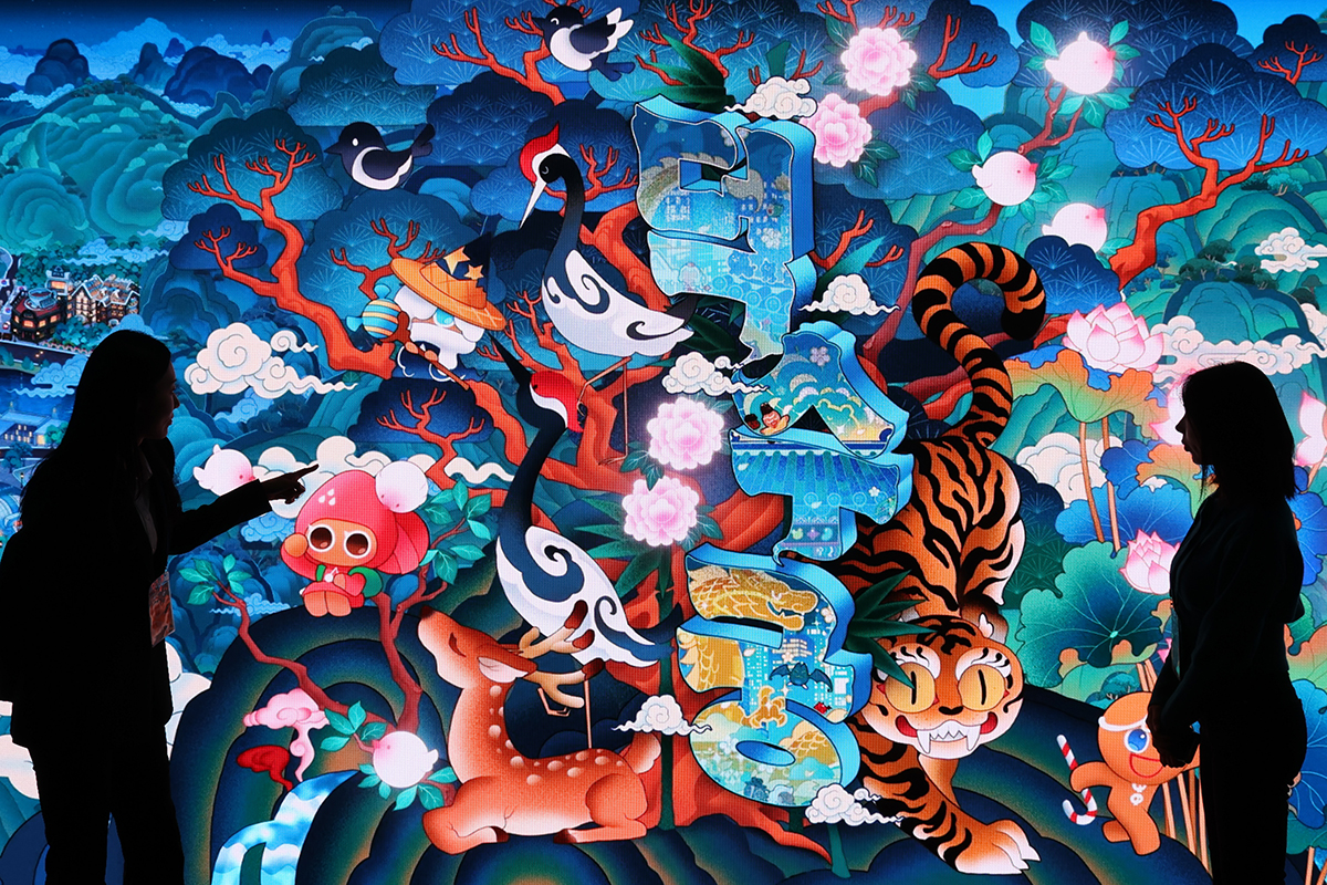 8 декабря сотрудник музея рассматривает экспонаты на пресс-показе выставки &laquo;В поисках утраченного наследия Кореи&raquo;, которая проходит в зале Тондокчон во дворце Токсугун в Сеуле.