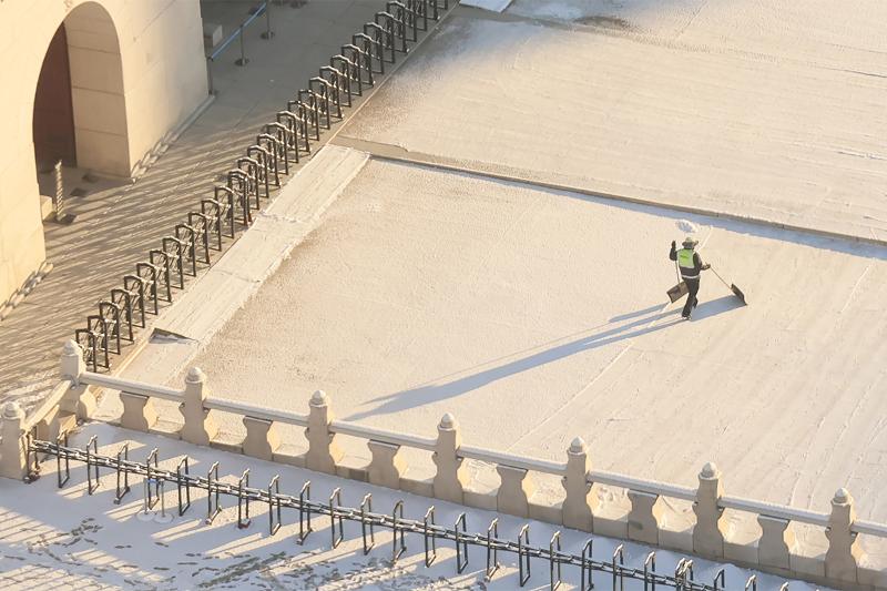 5 декабря сотрудник убирает снег во дворце Кёнбоккун в Сеуле.