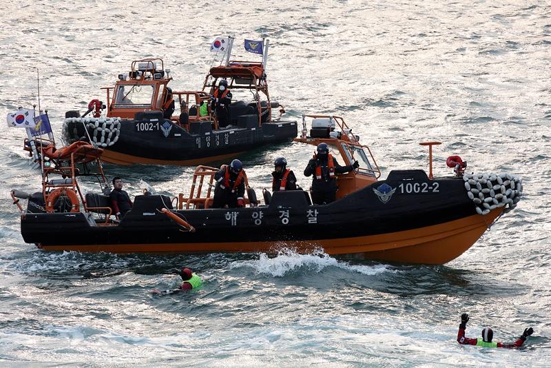 Спасательные команды проводят учения, имитируя столкновение судов у порта Инчхон, в рамках четвертых совместных учений «READY Korea» 25 ноября прошлого года. / Фото: Министерство государственного управления и внутренних дел РК 