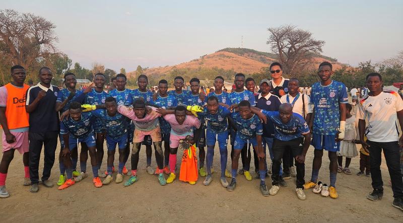 Футбольный клуб «Chizumulu United» 22 августа позирует для группового фото в форме, предоставленной владельцем клуба Ли Дон Хуном (четвертый справа в заднем ряду). / Фото: Ли Дон Хун 