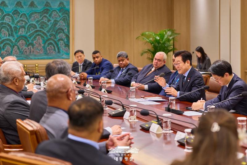 10 декабря президент РК Ли Чжэ Мён проводит встречу с делегацией министров иностранных дел стран Тихоокеанского региона в президентском офисе в Йонсане в Сеуле. / Фото: Канцелярия президента РК 