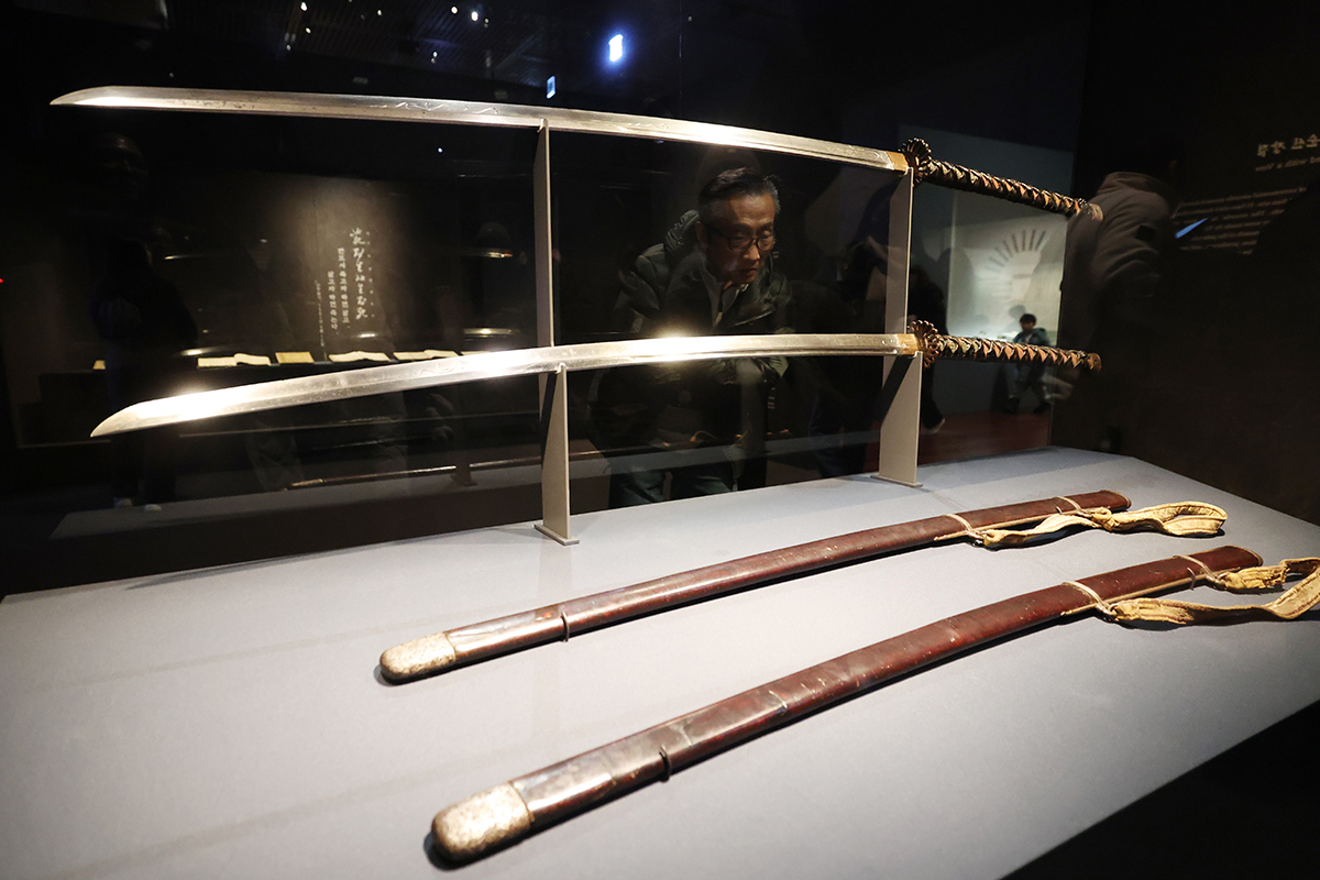 21 января посетитель рассматривает меч Ли Сун Сина на выставке &laquo;Наш Ли Сун Син&raquo; в Национальном музее Кореи в Сеуле.