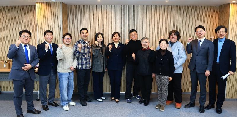 Министр продовольствия, сельского, лесного и рыбного хозяйства РК Сон Ми Рён (шестая слева) 26 января позирует для памятного фото в Корейском институте продвижения продуктов питания, расположенном в районе Чонно-гу в Сеуле. / Фото: Министерство продовольствия, сельского, лесного и рыбного хозяйства РК 