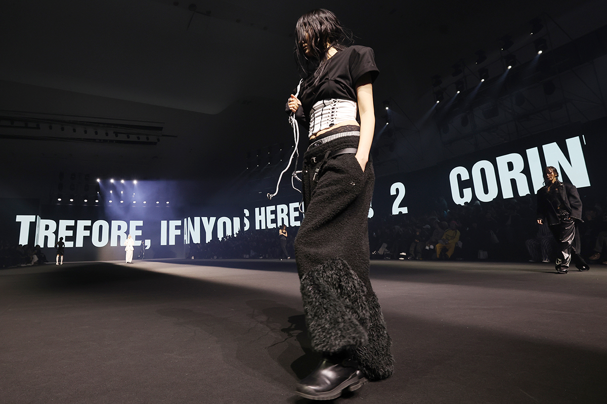 6 февраля бренд HOLYNUMBER7 представил свою коллекцию на Неделе моды осень/зима 2026 года в Тондэмун Дизайн Плаза (DDP) в Сеуле.