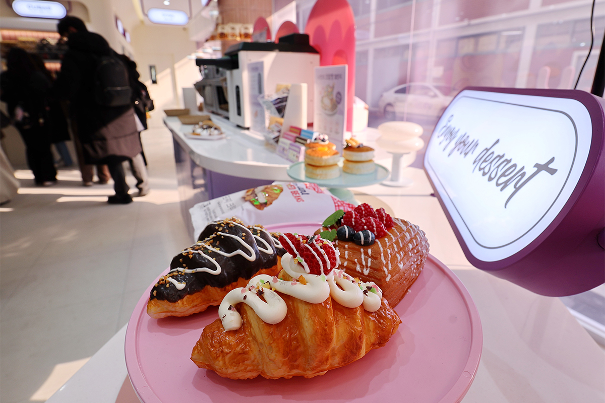 12 февраля в одном из магазинов шаговой доступности в районе Сондон-гу в Сеуле представлен широкий выбор десертов.