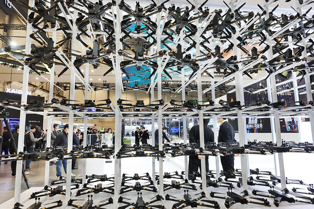 25 февраля посетители рассматривают учебные военные дроны на выставке дронов «DSK 2026» в конференц-центре BEXCO в Пусане.