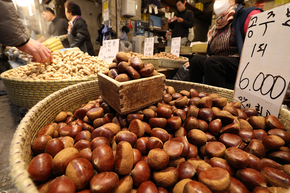 3 марта, когда в Корее отмечается праздник первого полнолуния в новом году Чонволь Тэборым, на рынке Кёндон в Сеуле можно приобрести корейские каштаны.