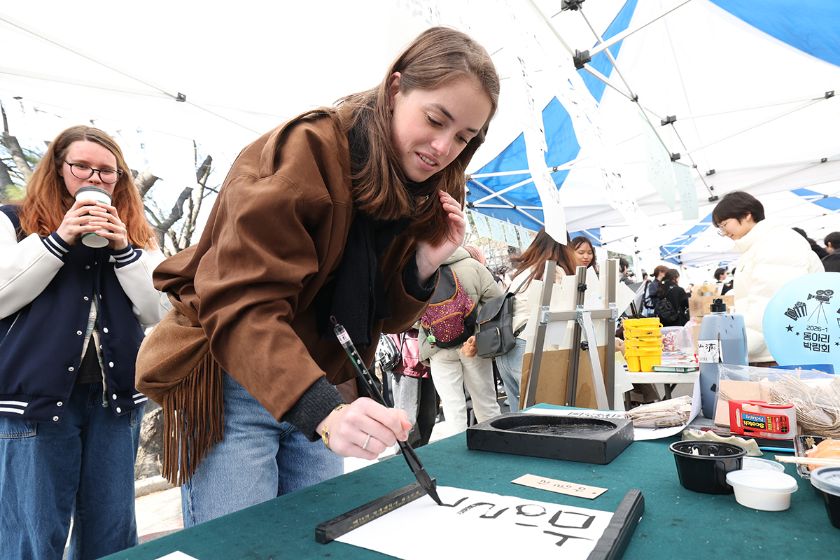 4 марта иностранные студенты принимают участие в мастер-классе по каллиграфии на выставке студенческих клубов в Университете Аджу в Сувоне, провинция Кёнгидо.
