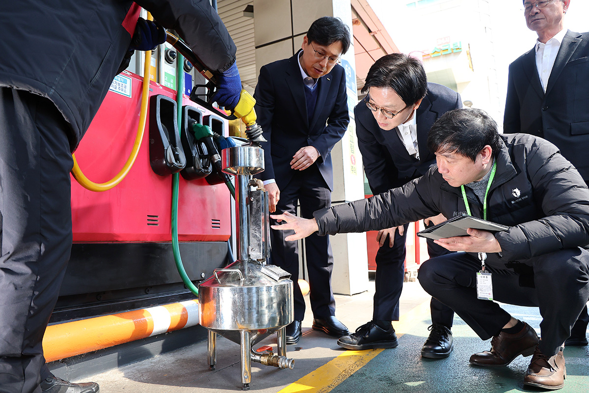 13 марта министр торговли и промышленности Республики Корея Ким Чжон Гван вместе с сотрудниками Корейского агентства по управлению нефтяными ресурсами проверяют запасы бензина на автозаправочной станции в Сеуле.