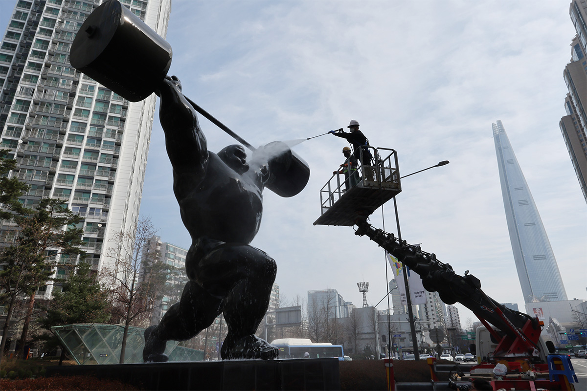 25 марта в районе Чамсиль-дон в Сеуле проходит очистка скульптур с олимпийской символикой.