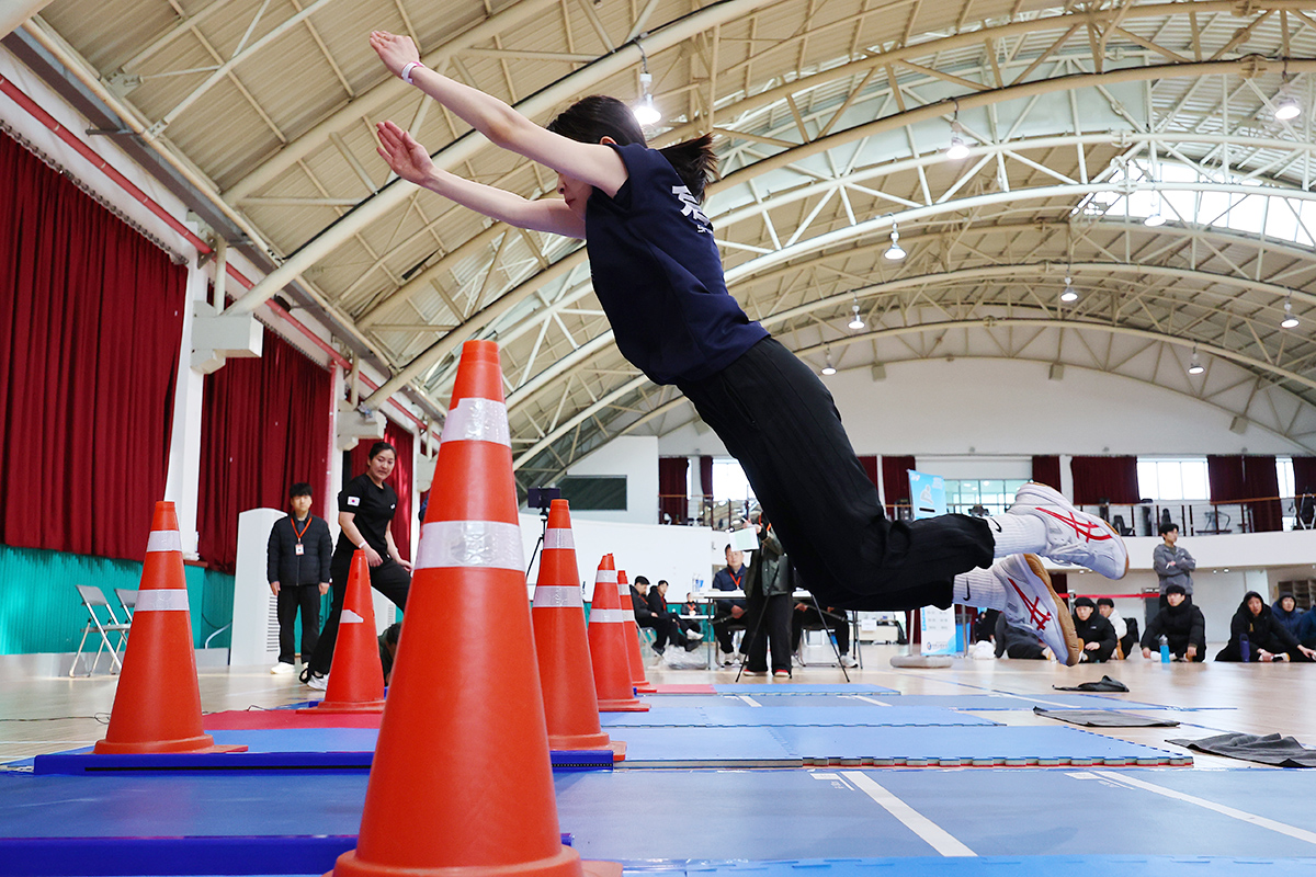 1 апреля кандидатка в пожарные выполняет прыжок в длину с места на отборочном экзамене в Институте развития человеческих ресурсов в Инчхоне.