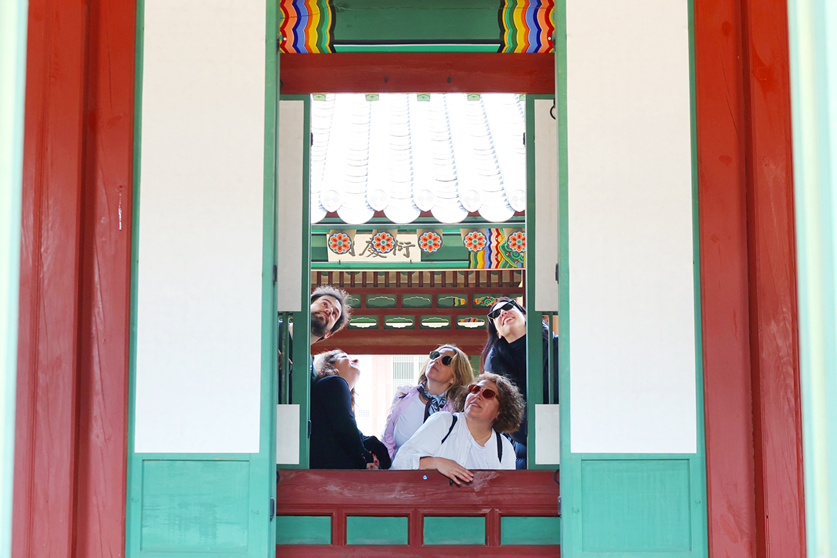 2 апреля иностранные туристы осматривают дворец Чхандоккун в Сеуле во время весенней экскурсии &laquo;Пропуская свет и ветер&raquo;.