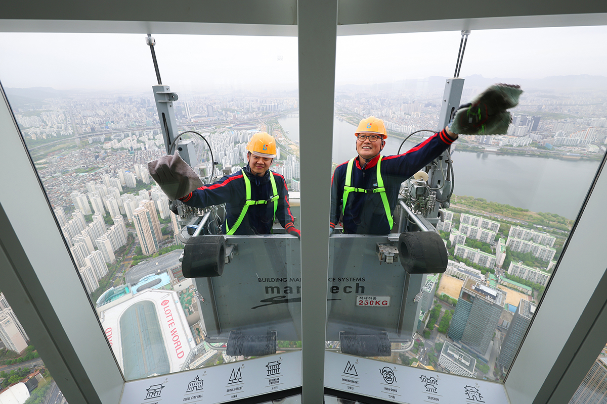 22 апреля сотрудники моют окна небоскреба Lotte World Tower в районе Сонпха-гу в Сеуле в рамках подготовки к весеннему сезону.