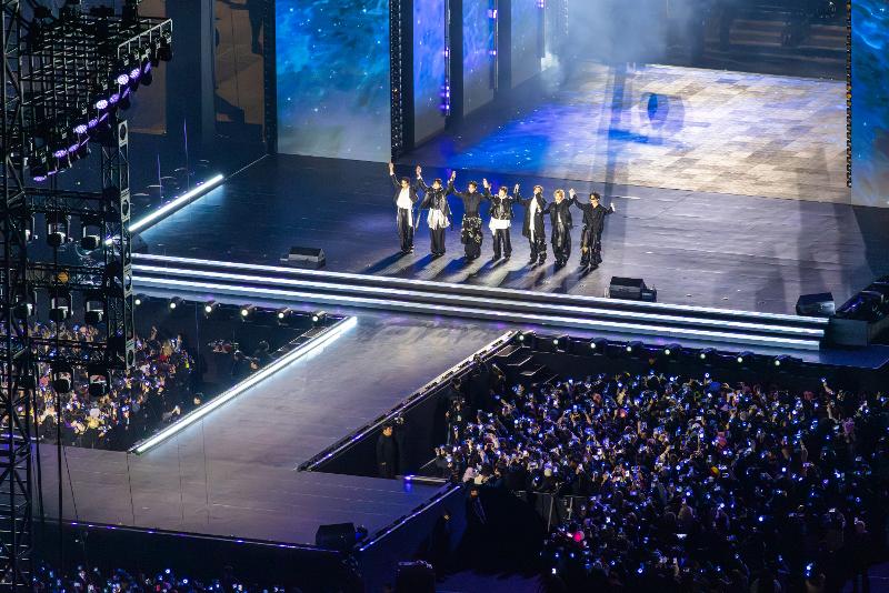 Группа BTS 21 марта выступает на концерте &laquo;BTS Comeback Live: ARIRANG&raquo; на площади Кванхвамун в Сеуле. / Фото: BIGHIT MUSIC и Netflix 