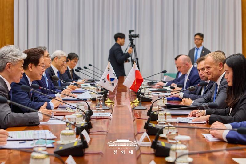 Президент РК Ли Чжэ Мён (второй слева) 13 апреля в Чхонвадэ проводит саммит с премьер-министром Польши Дональдом Туском. / Фото: Чхонвадэ 