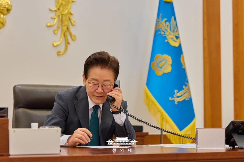 Президент Республики Корея Ли Чжэ Мён 7 мая проводит телефонный разговор с премьер-министром Нидерландов Робом Йеттеном в своем кабинете в Чхонвадэ. / Фото: Чхонвадэ
