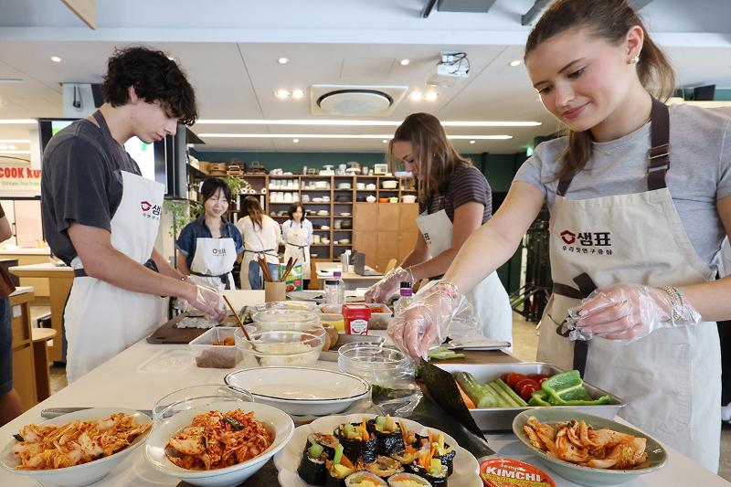 22 мая в пространстве &laquo;Наш вкус&raquo; корейской продовольственной компании Sempio Foods в Сеуле студенты Университета Джорджии готовят кимбап на кулинарном мастер-классе. 