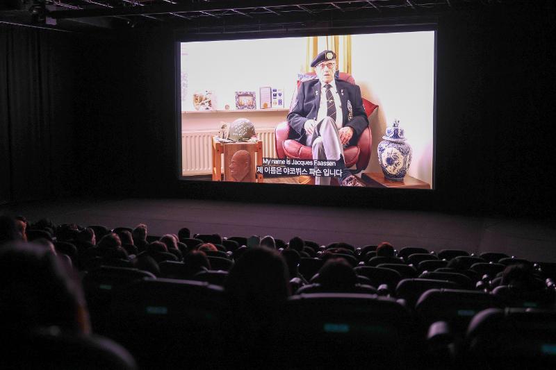 23 июня в кинотеатре Seoul Art Cinema в Сеуле проходит показ документального фильма &laquo;Голландские солдаты в Корейской войне: документируя живую историю&raquo;, созданного совместно посольством Нидерландов в РК и фотографом Рами Хён. В проекте представлены моменты общения фотографа с восемью голландскими ветеранами Корейской войны. / Фото: Пак Тэ Чжин  