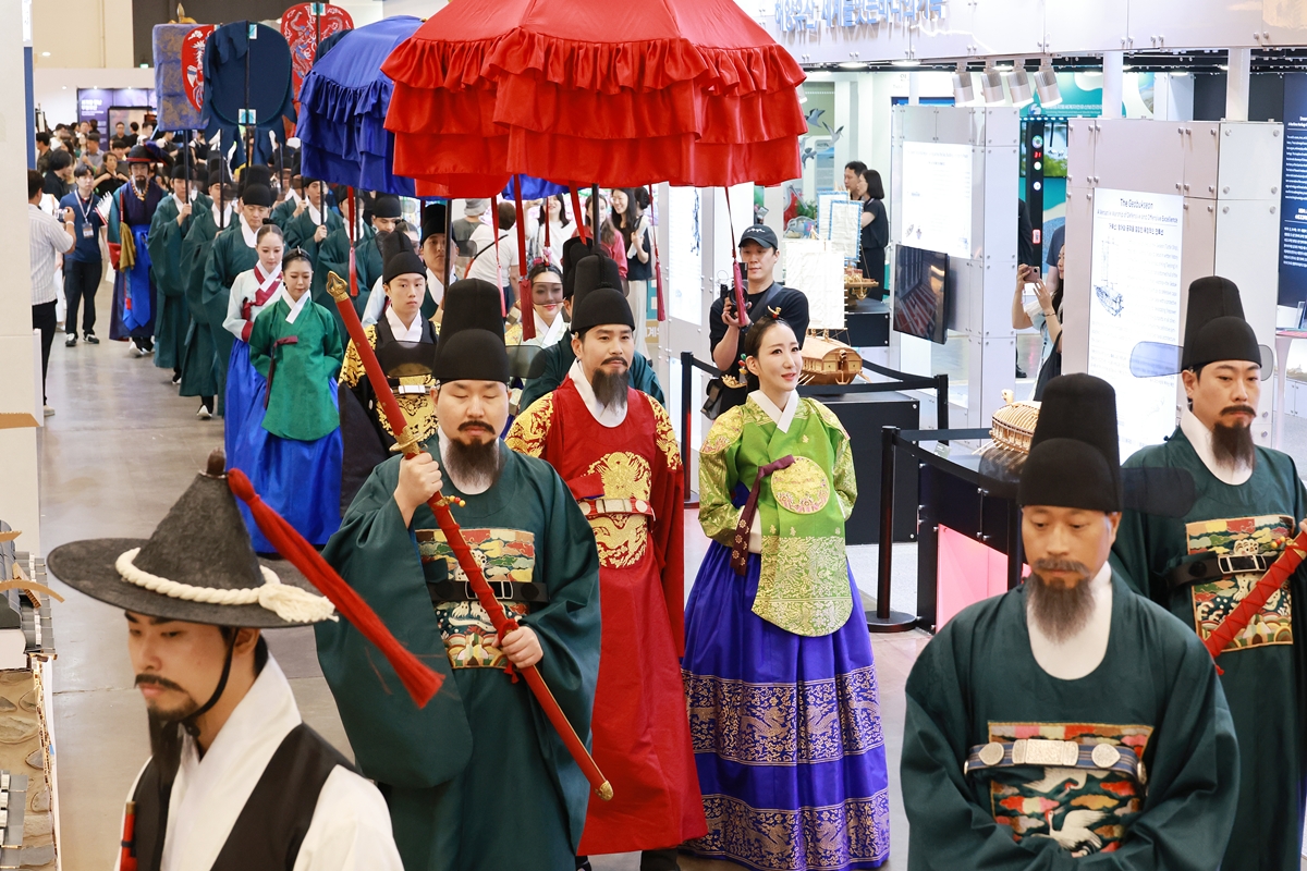 20 июля в конференц-центре BEXCO в Пусане, где открылась 48-я сессия Комитета всемирного наследия ЮНЕСКО, в павильоне Республики Корея проходит реконструкция королевской процессии с участием актеров, исполнивших роли короля и королевы династии Чосон.