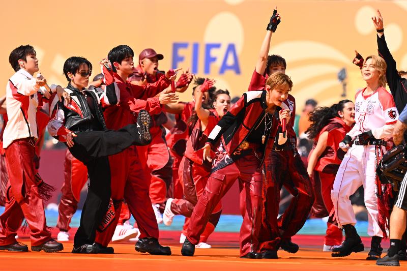 Группа BTS 19 июля (по местному времени) выступает в перерыве финального матча чемпионата мира по футболу 2026 года на стадионе MetLife в Нью-Джерси, США. / Фото: Рёнхап 