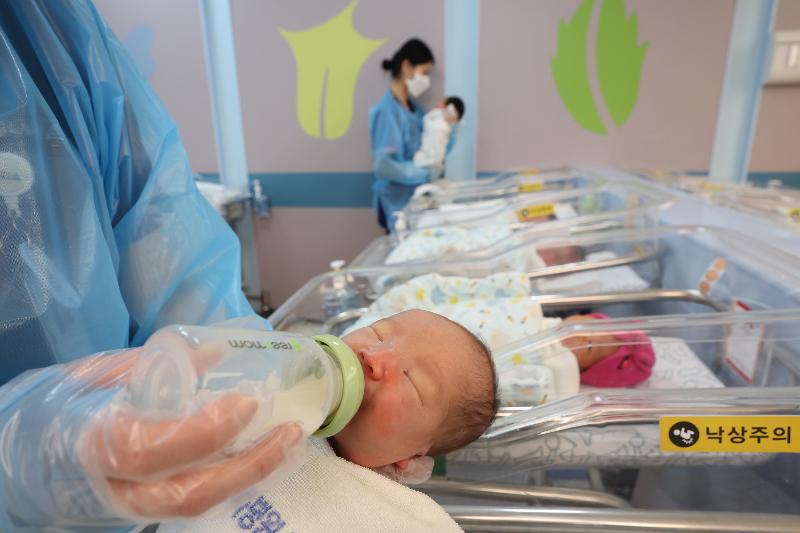 В мае в Корее родилось 23 160 детей. На фото медсестра 22 февраля ухаживает за новорожденным в больнице Университета CHA в городе Коян, провинция Кёнгидо. / Фото: Рёнхап  