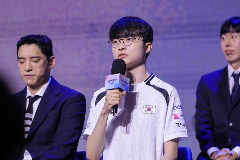 &laquo;Faker&raquo; Ли Сан Хёк (второй слева) 25 августа выступает с речью на церемонии объявления состава сборной Республики Корея по киберспорту на Азиатских играх 2026 года, которые пройдут в Айти и Нагое, Япония. / Фото: Корейская ассоциация киберспорта 