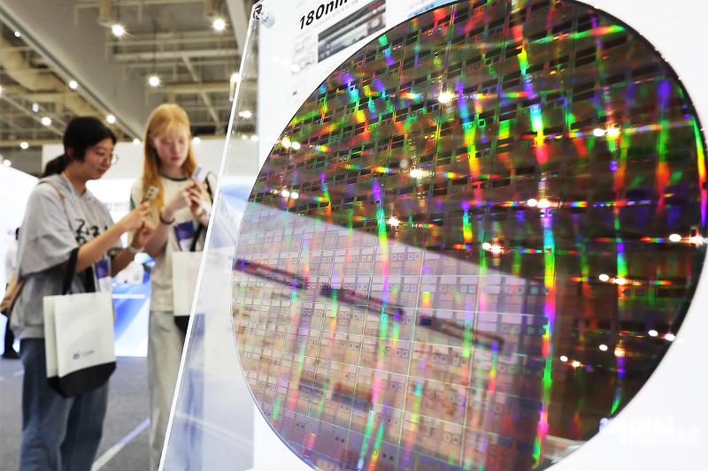Посетители 26 августа осматривают экспонаты на &laquo;Выставке передовой упаковки полупроводников и чиплетов&raquo;, проходящей в конференц-центре Сувона, провинция Кёнгидо.  