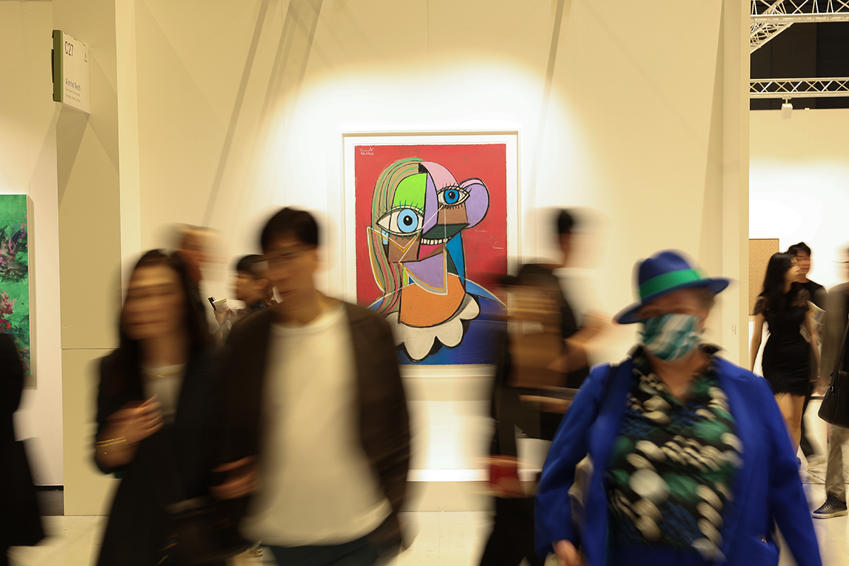 2 сентября международную арт-ярмарку Frieze Seoul в выставочном центре COEX в Сеуле посетило множество людей. 