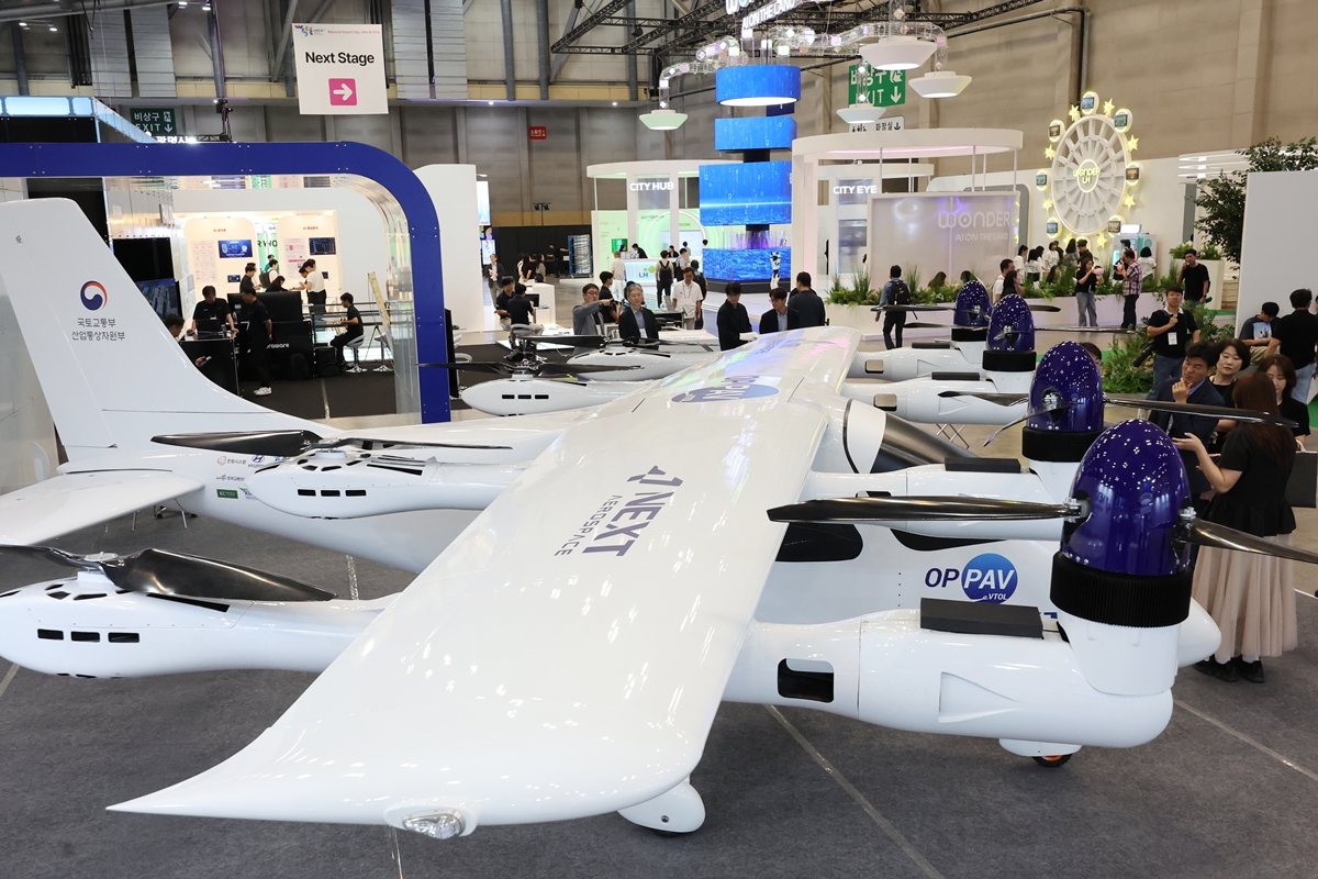 9 сентября посетители осматривают выставку World Smart City Expo 2026, которая проходит в первом павильоне выставочного центра BEXCO в Пусане.