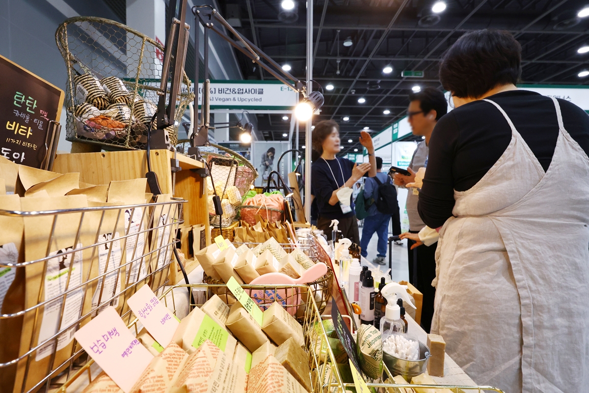 Посетители фестивалей Vegan Festa и Green Festa, проходящих 16 октября в выставочном центре aT Center в районе Сочхо-гу в Сеуле, осматривают стенд с косметическими средствами.