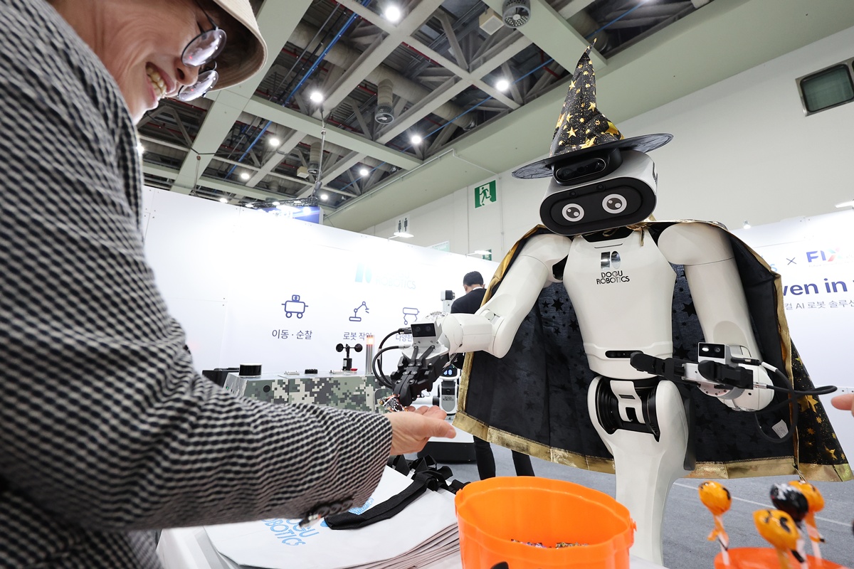 21 октября на &laquo;Выставке технологий будущего (FIX 2026)&raquo;, открывшейся в выставочном центре EXCO в Тэгу, представлены роботы различных типов.