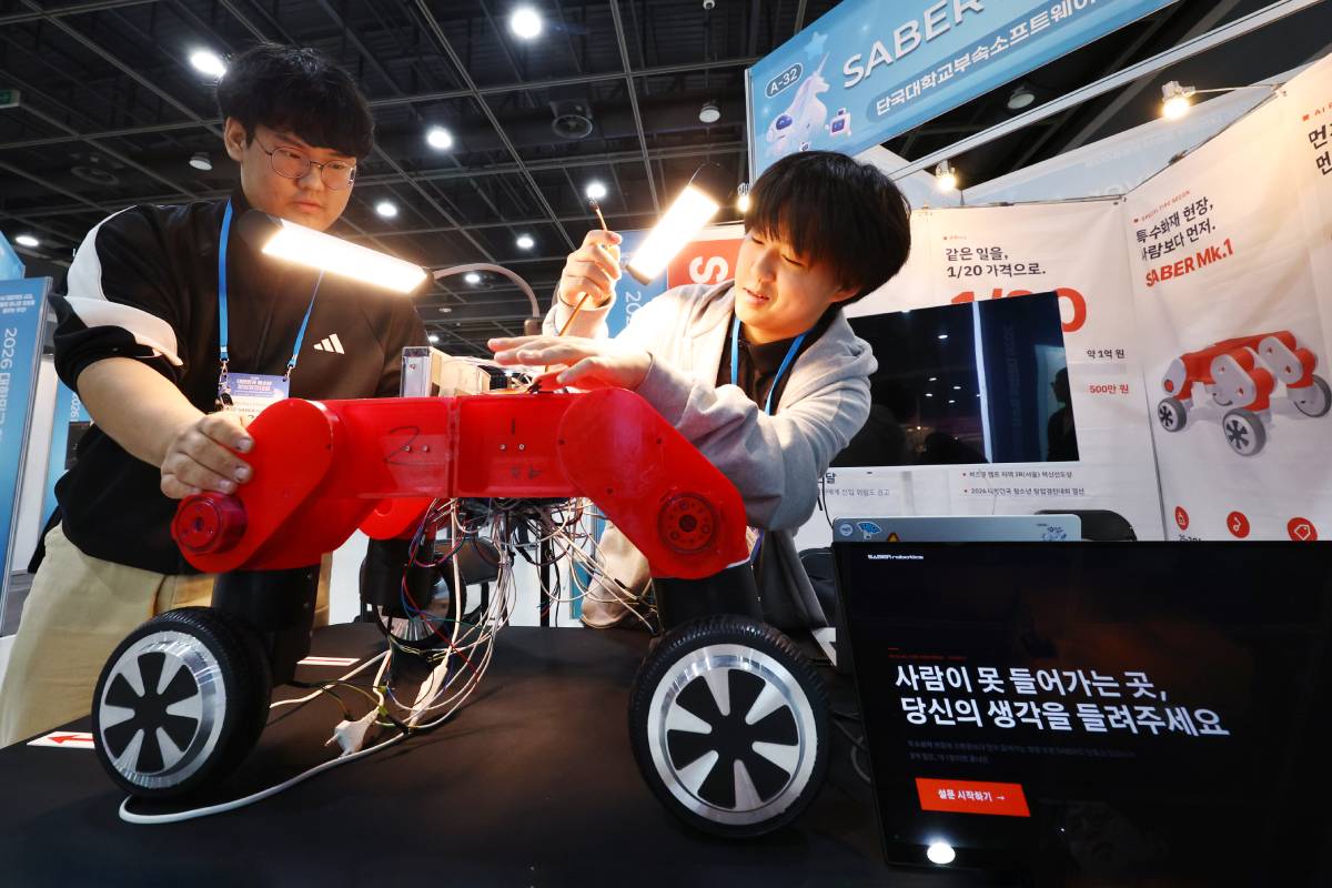 29 октября члены команды &laquo;SABER Robotics&raquo; Высшей школы программного обеспечения Университета Тангук демонстрируют робота, предназначенного для тушения пожаров определенных типов, на Корейском молодежном конкурсе стартапов в выставочном центре aT в Сеуле.