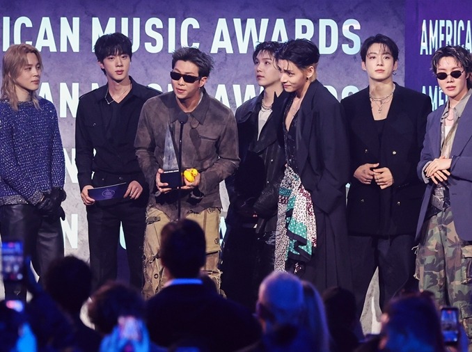 BTS, «Golden», KATSEYE и TWICE стали лауреатами премии American Music Awards